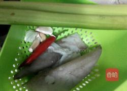 鱿鱼爆炒西芹的做法图解1