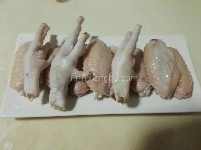 鸡爪和鸡翅一起飞水备用。