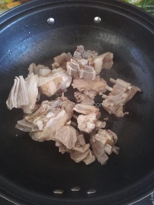 羊排倒入翻炒具均匀