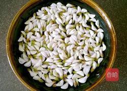 槐花鸡蛋饼的做法图解1