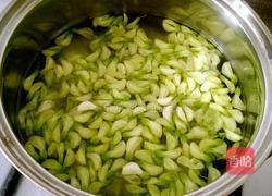 槐花鸡蛋饼的做法图解2