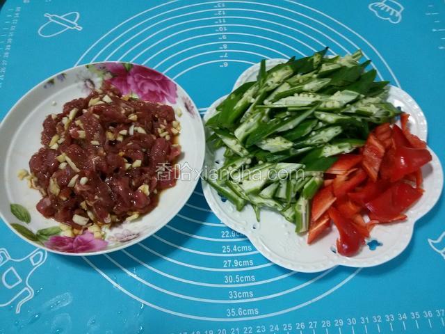 秋葵去掉头上部分切片，红椒切块，牛肉切片，蒜和姜切末放入牛肉中，牛肉放适量盐，料酒，生抽，胡椒粉，淀粉拌匀腌制5分钟