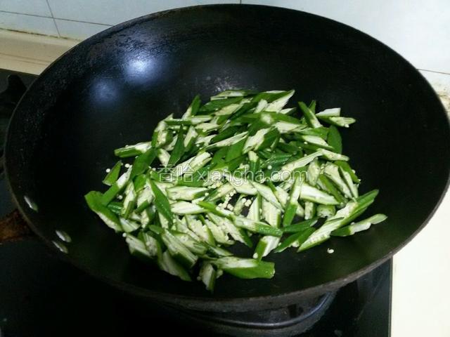 锅烧热不要放油，倒入秋葵翻炒变色盛出