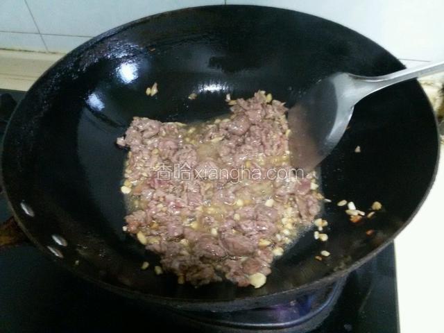 锅洗净烧热放适量油开大火烧热倒入牛肉快速翻炒至熟