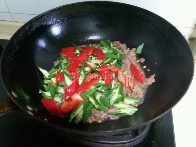 倒入秋葵，红椒，放适量盐翻炒均匀就可以了