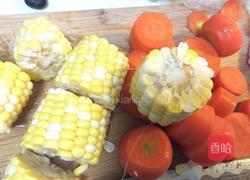 龙骨玉米红萝卜汤的做法图解3