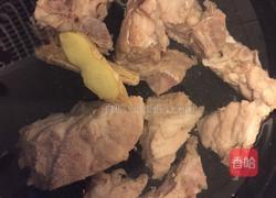 龙骨玉米红萝卜汤的做法图解2