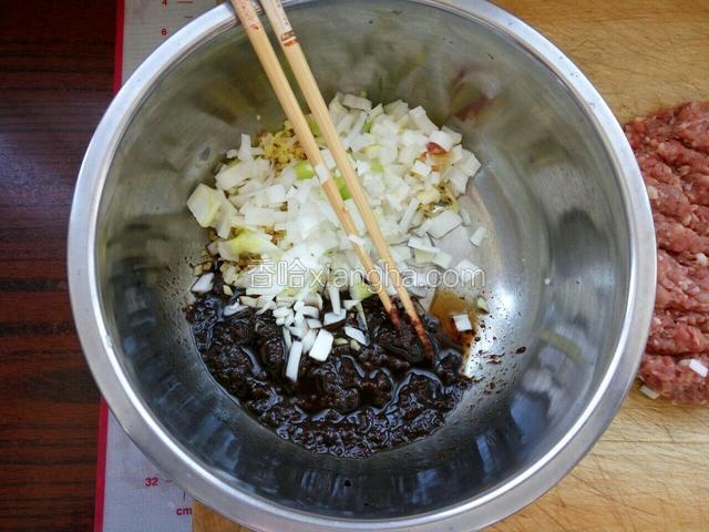 另用个干净盆把黄酱和酱油一同放入盆中，用香油调稀释黄酱，在放入葱碎和姜末拌匀