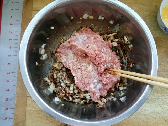 把剁碎羊肉馅放入拌匀