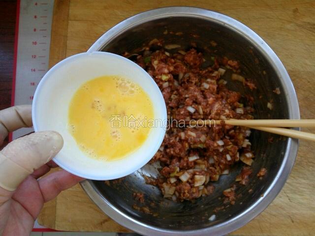 然后把鸡蛋液加入，顺时针搅打上劲