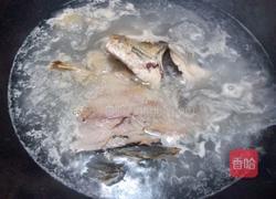 白芍红萝卜鲫鱼汤的做法图解3