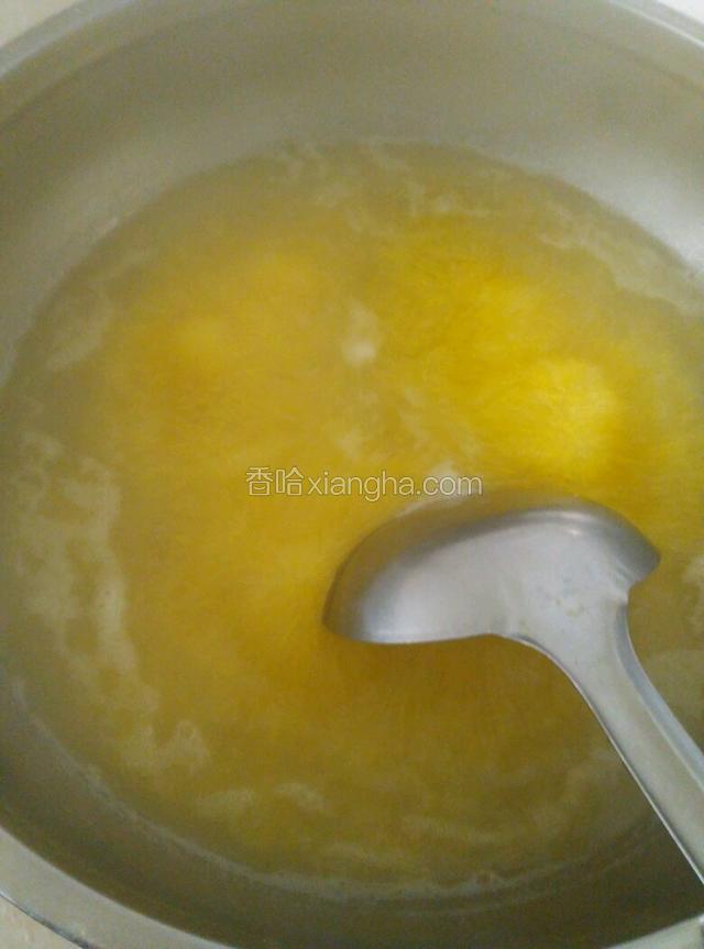 电热锅里烧开水2000ml,水开倒入玉米糁子和实用纯碱一起用勺子搅均匀。