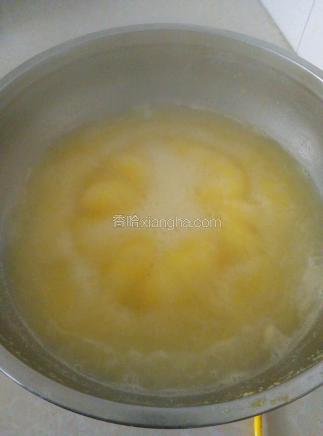 中间多搅几次锅（粥更粘糊），半个小时后玉米糁子膨胀差不多熟了！
