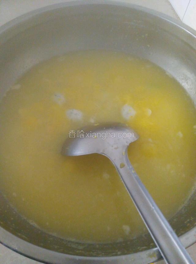 倒入速冻饺子，用勺子从锅底部推一下防止粘锅，盖上锅盖，看好锅防止溢锅，饺子飘起来，在煮五分钟就熟了！