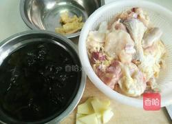 木耳炖鸡汤的做法图解1