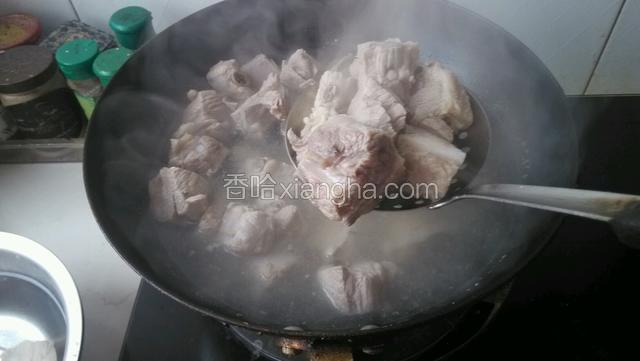 去除血水，肉变颜色即可
