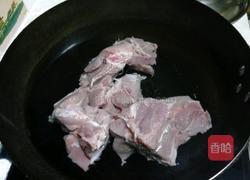 莲藕脊骨汤的做法图解1