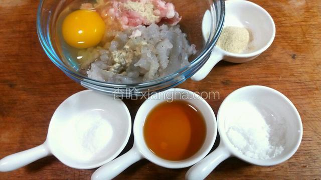 猪肉馅买稍肥一些的，拌出的馅才香。把虾茸、猪肉馅一起放入碗中，加入白胡椒粉、料酒、适量的盐和白糖调味，再打上一个鸡蛋。