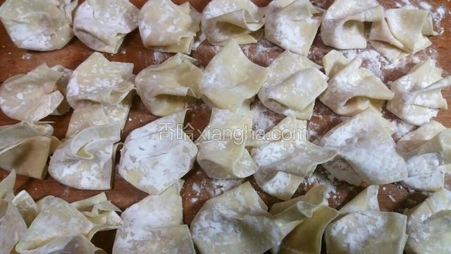 撒些面粉防止粘连，你不用担心馄饨馅会掉出来，馅的粘度足以使皮和馅牢牢的粘在一起。