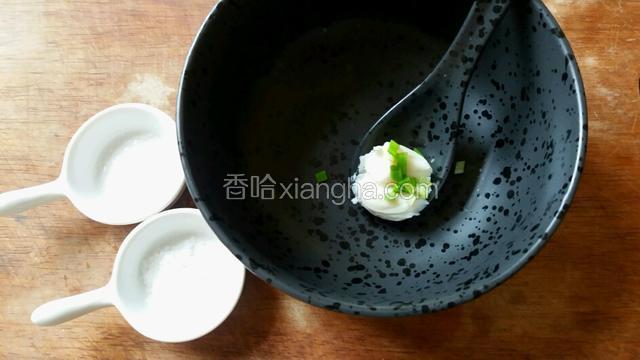 用一些猪油、适量盐、白糖和葱花，加开水调成底汤。