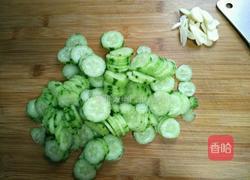 黄瓜炒木耳的做法图解2