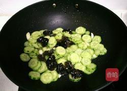 黄瓜炒木耳的做法图解4