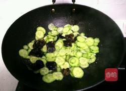 黄瓜炒木耳的做法图解5