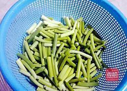 蒜心炒腊肠的做法图解1