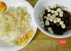 银耳莲子汤的做法图解1