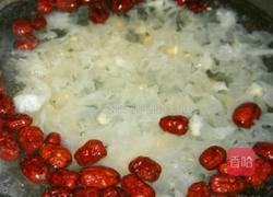 银耳莲子汤的做法图解3