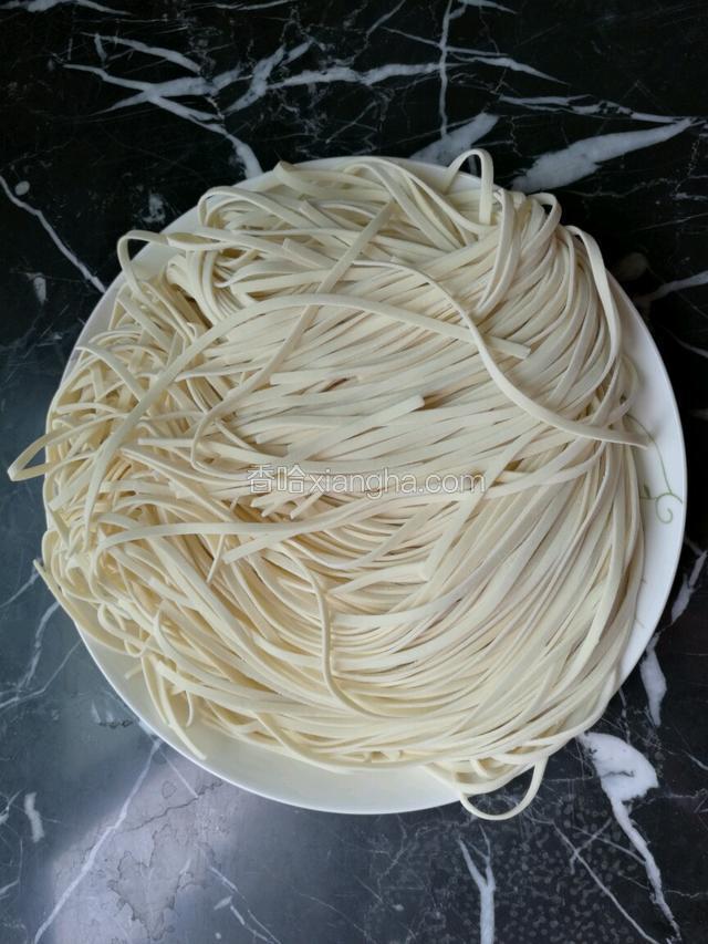 面条一般我选用的是细棍棍面或者如图这种0.5厘米宽的韭叶面。
