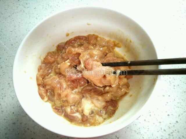 充分拌匀，腌制15分钟。