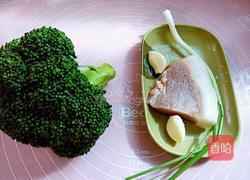 耗油肉丁西兰花的做法图解1