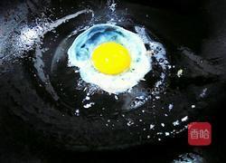 香煎荷包蛋(煎鸭蛋)的做法图解3