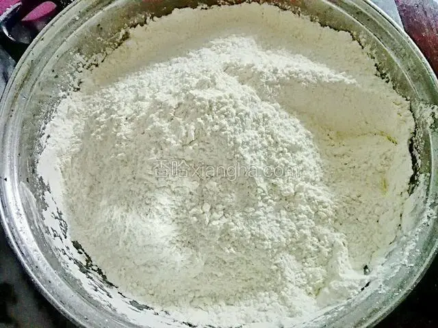 准备好面粉，加入白糖过筛好