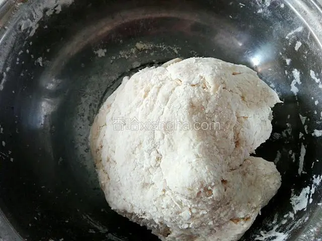 然后把面弄成一团