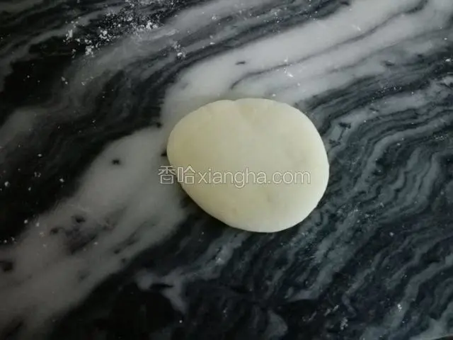 然后把面团分成一个个的小剂子，这照片不小心删掉了，然后按扁