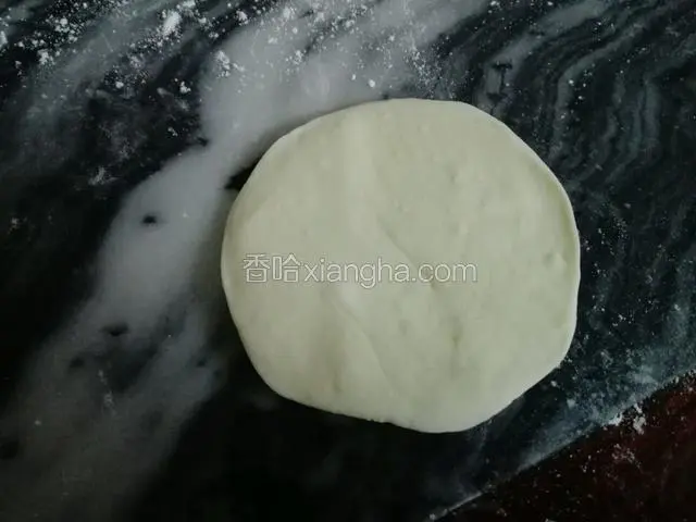 再用擀面杖擀薄