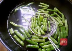 腊肉小炒四季豆的做法图解3