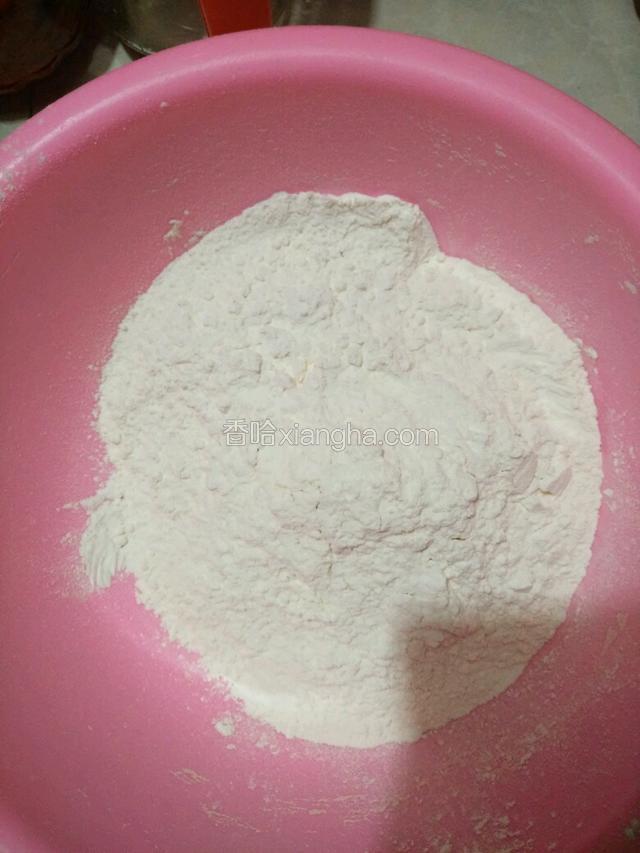 先揉面:用中号吃饭碗取面粉一碗放盆里