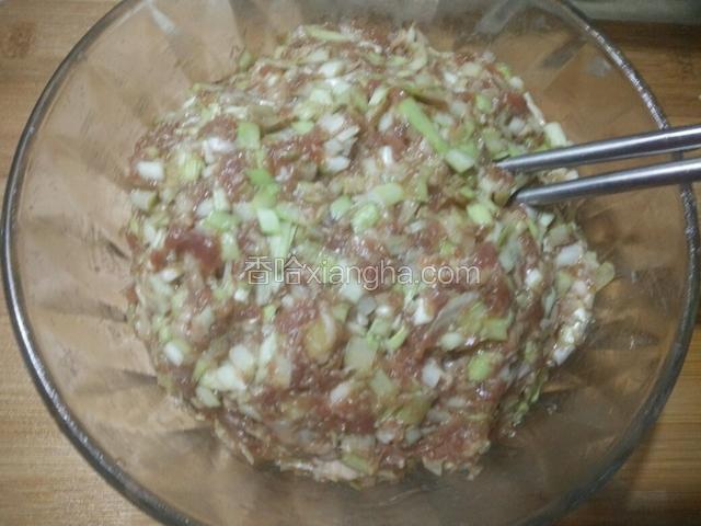 等待面粉发酵的时间准备包子馅儿:肉馅内加姜末、酱油、盐、胡椒粉各适量顺一个方向拌匀，适量清水分次打入肉馅内，稍静置后加入洗净切碎的韭黄也顺方向拌匀备用