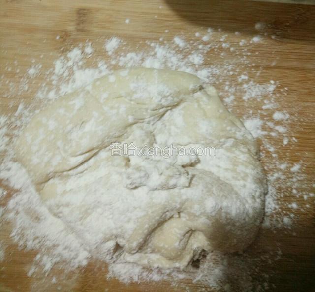 表面撒薄薄面粉开揉