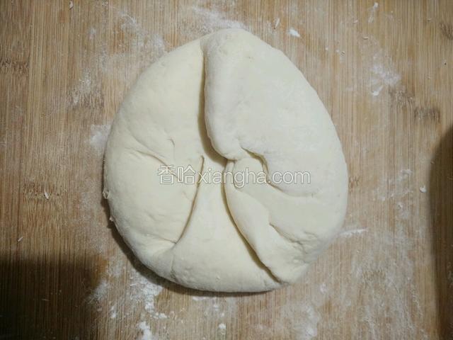 以转圈按揉的方式揉面团，边揉边撒适量干面粉