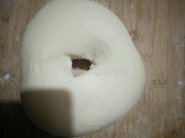 再次揉匀后气孔基本消失，从中间分开