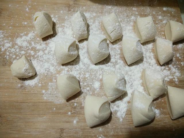双手轻握面团上方滚成均匀圆柱形，切剂子，在剂子上也撒薄薄干面粉