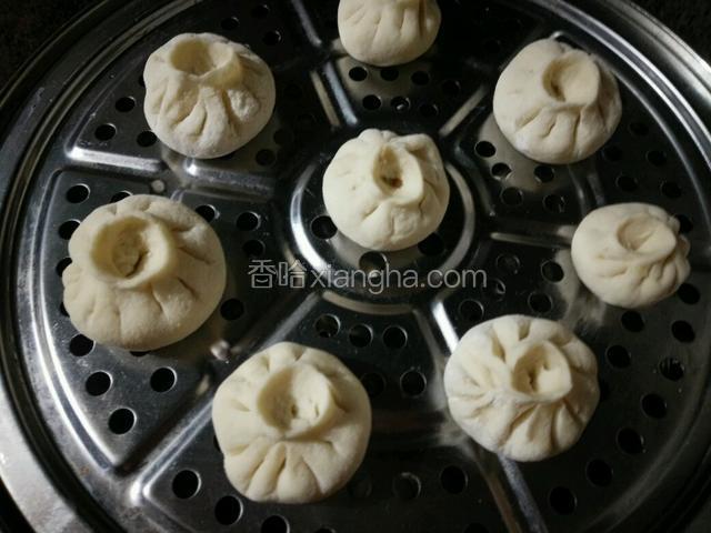 蒸锅里放适量冷水，包好的包子依次间隔码放于事先抹油的蒸屉上，盖锅盖，再次醒发十分钟左右