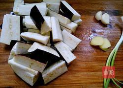 豆瓣酱烧茄条的做法图解2