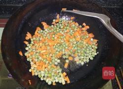 豌豆吵火腿肠的做法图解4