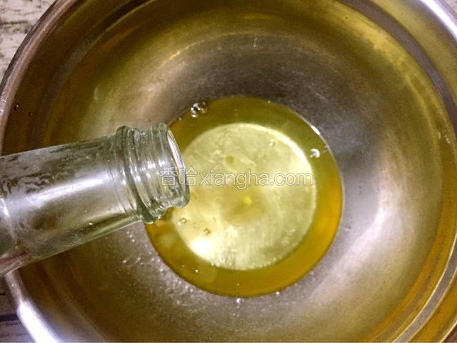 蛋白中加入白醋，打至粗泡