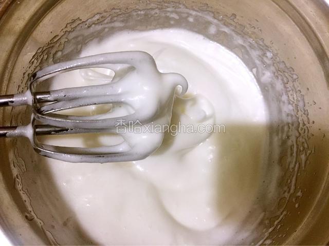 打至湿性发泡，提起打蛋器有大弯勾就可以了
